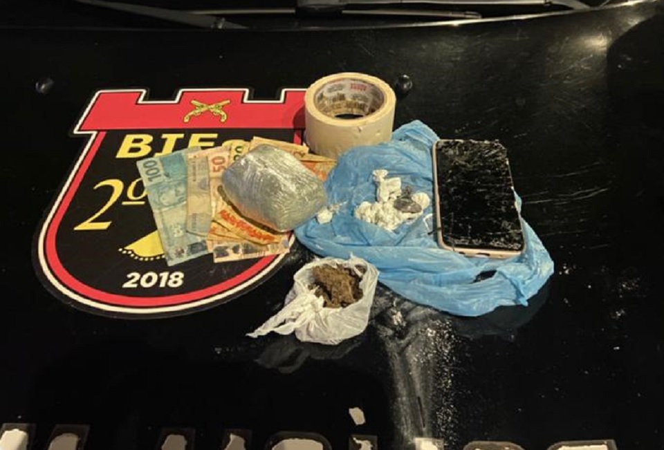 Drogas e suspeito foram localizados em casa denunciada aos policiais./PMPE/divulgação