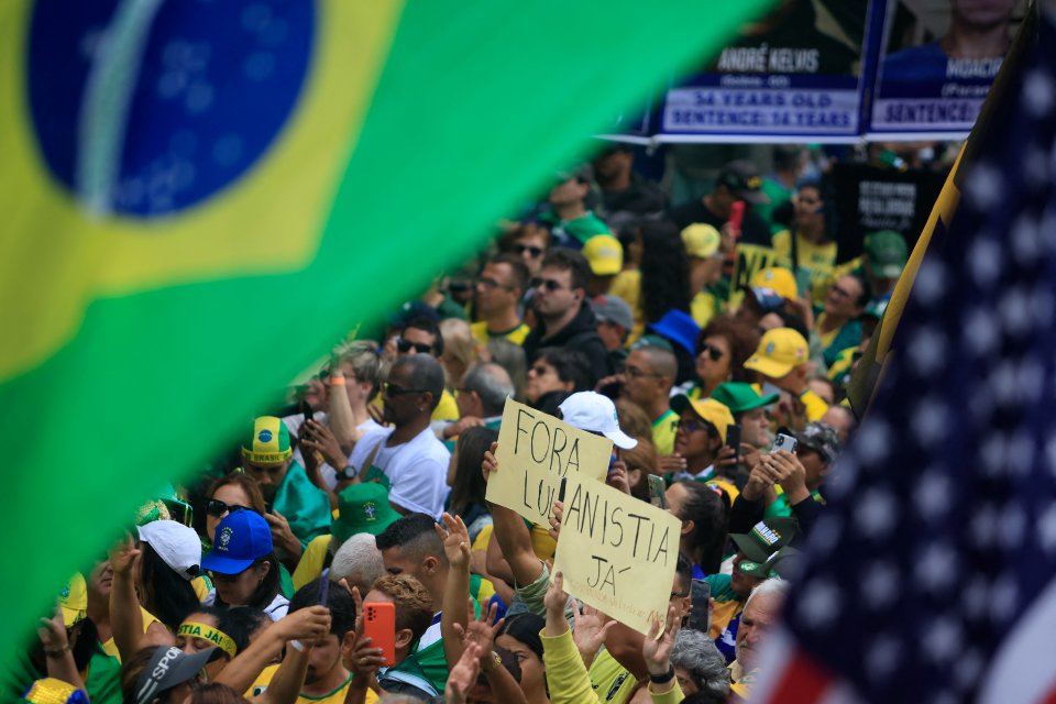 Apoiadores do ex-presidente realizam ato pró anistia na Avenida Paulista/MiguelL Schincariol/AFP Apoiadores do ex-presidente realizam ato pró anistia na Avenida Paulista/MiguelL Schincariol/AFP
