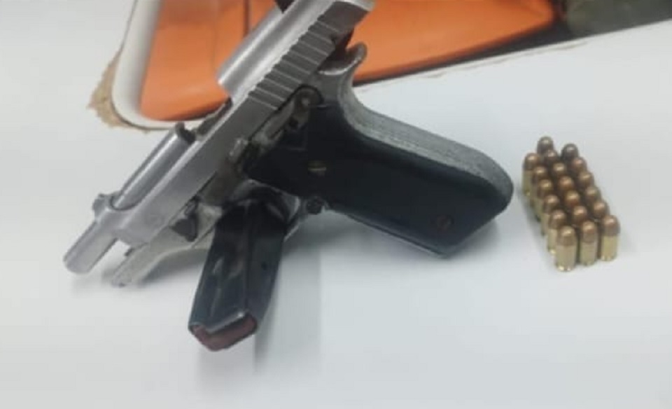 Pistola e munições foram apreendidas com o suspeito/PMPE/divulgação Pistola e munições foram apreendidas com o suspeito/PMPE/divulgação