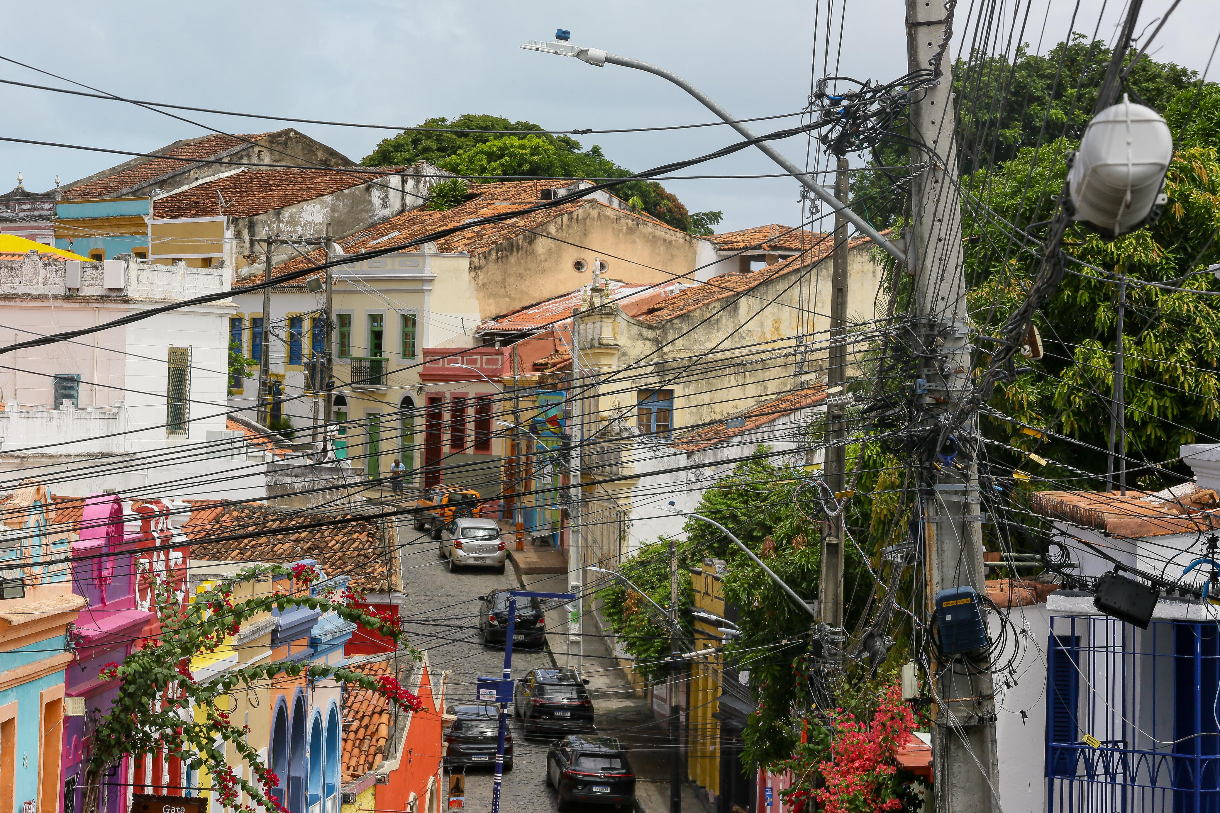 Fios afetam paisagem do Sítio Histórico de Olinda/Foto: Rafael Vieira/DP Fios afetam paisagem do Sítio Histórico de Olinda/Foto: Rafael Vieira/DP