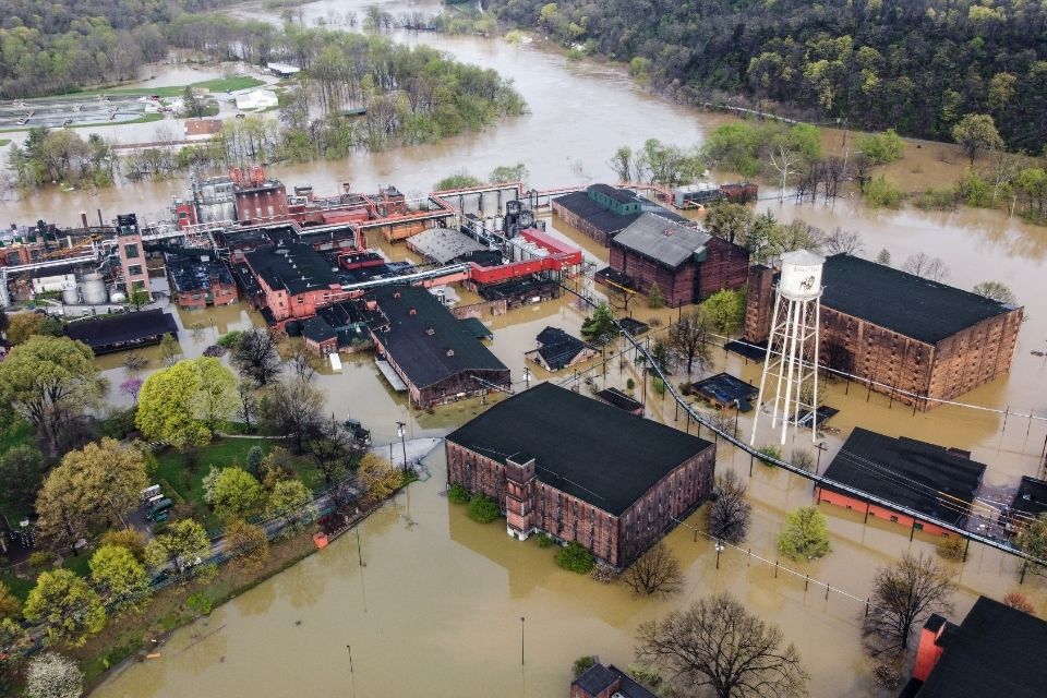 Em Frankfort, no Kentucky, as equipes de salvamento percorrem em barcos infl&aacute;veis as ruas inundadas para resgatar os residentes isolados na capital do estado/foto: LEANDRO LOZADA/AFP