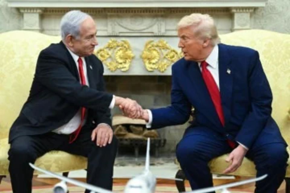 Netanyahu e o líder norte-americano no Salão Oval: segunda visita do chanceler israelense à Casa Branca desde a volta do magnata/Crédito: AFP