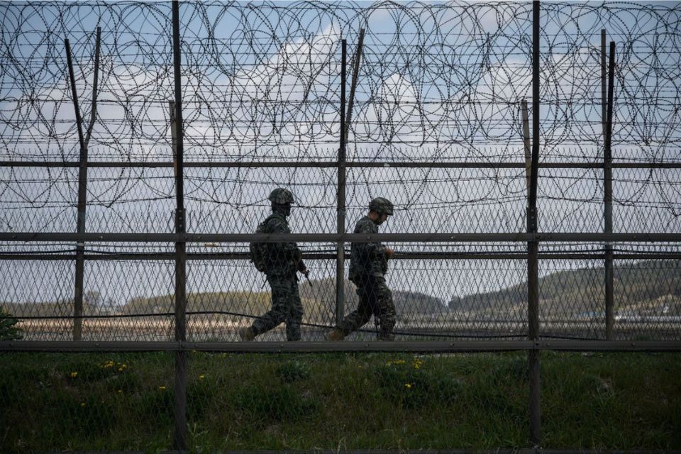 As tropas foram avistadas por volta das 17 horas (5 da manhã em Brasília)./Crédito: AFP Fotos As tropas foram avistadas por volta das 17 horas (5 da manhã em Brasília)./Crédito: AFP Fotos
