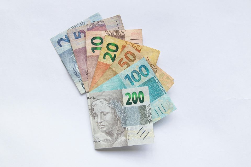 A dívida pública do Brasil é considerado alta para um país emergente/Crédito: Freepik