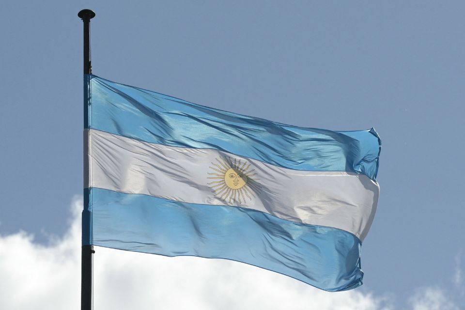 Segundo membros do governo Milei, o empréstimo é para reforçar o Banco Central e evitar uma desvalorização do peso argentino/Crédito: JUAN MABROMATA / AFP