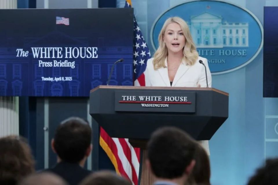 A secretária de imprensa Karoline Leavitt disse que as negociações que forem feitas serão apenas para beneficiar os trabalhadores americanos/Crédito: Getty Images via AFP A secretária de imprensa Karoline Leavitt disse que as negociações que forem feitas serão apenas para beneficiar os trabalhadores americanos/Crédito: Getty Images via AFP