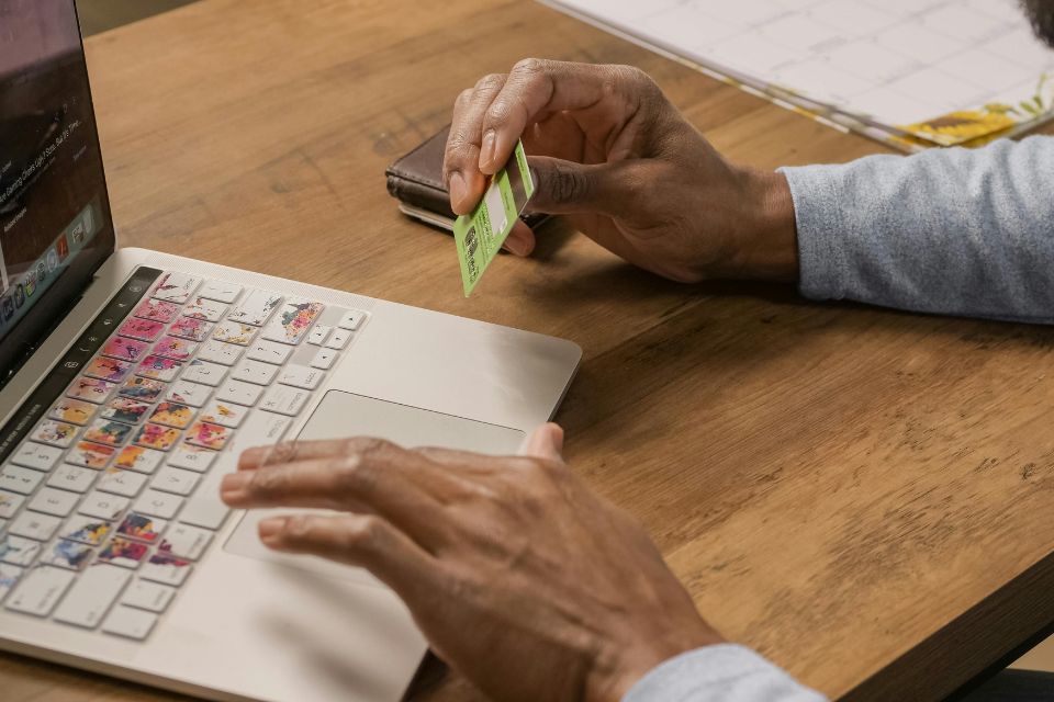 O Congresso definiu em lei que os juros do rotativo e do parcelado não poderiam ultrapassar 100% do principal da dívida/Crédito: Pexels O Congresso definiu em lei que os juros do rotativo e do parcelado não poderiam ultrapassar 100% do principal da dívida/Crédito: Pexels