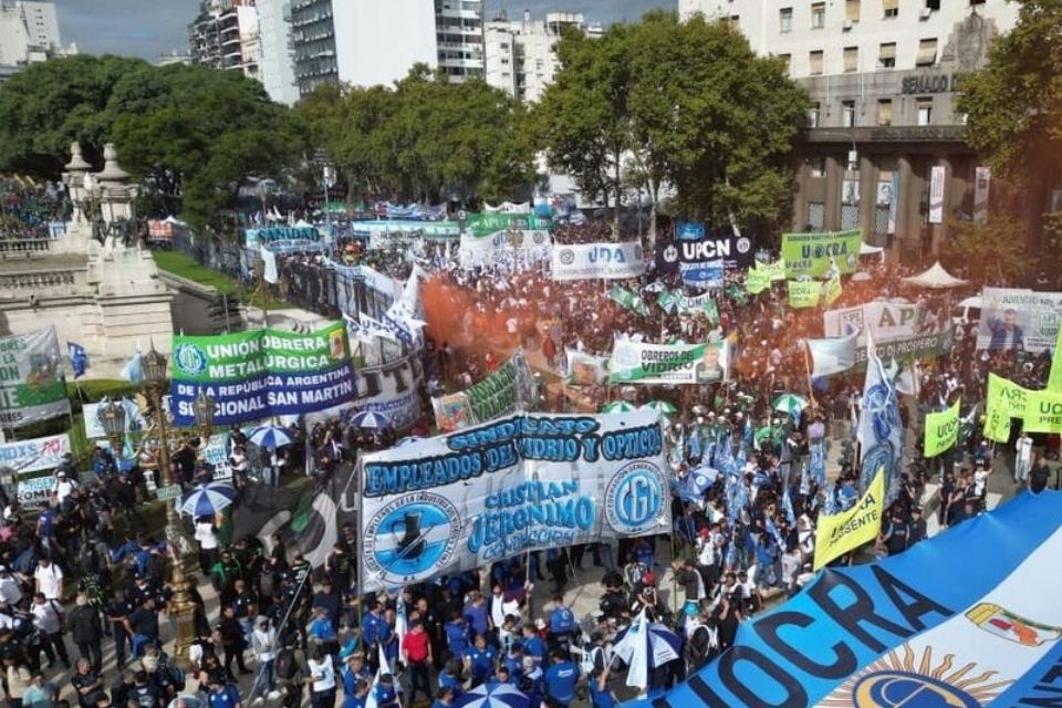 O protesto coincidiu com uma viagem surpresa de Milei a Assunção, no Paraguai/foto: Tomas Cuesta/AFP