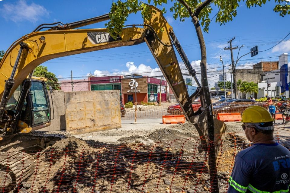 As obras incluem serviços como quebra do pavimento, remoção de material e assentamento de tubulação/Foto: Divulgação As obras incluem serviços como quebra do pavimento, remoção de material e assentamento de tubulação/Foto: Divulgação