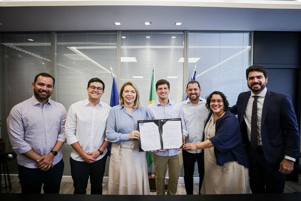 O momento de sanção do projeto foi compartilhado nas redes sociais dos políticos/Foto: Edson Holanda/Prefeitura do Recife