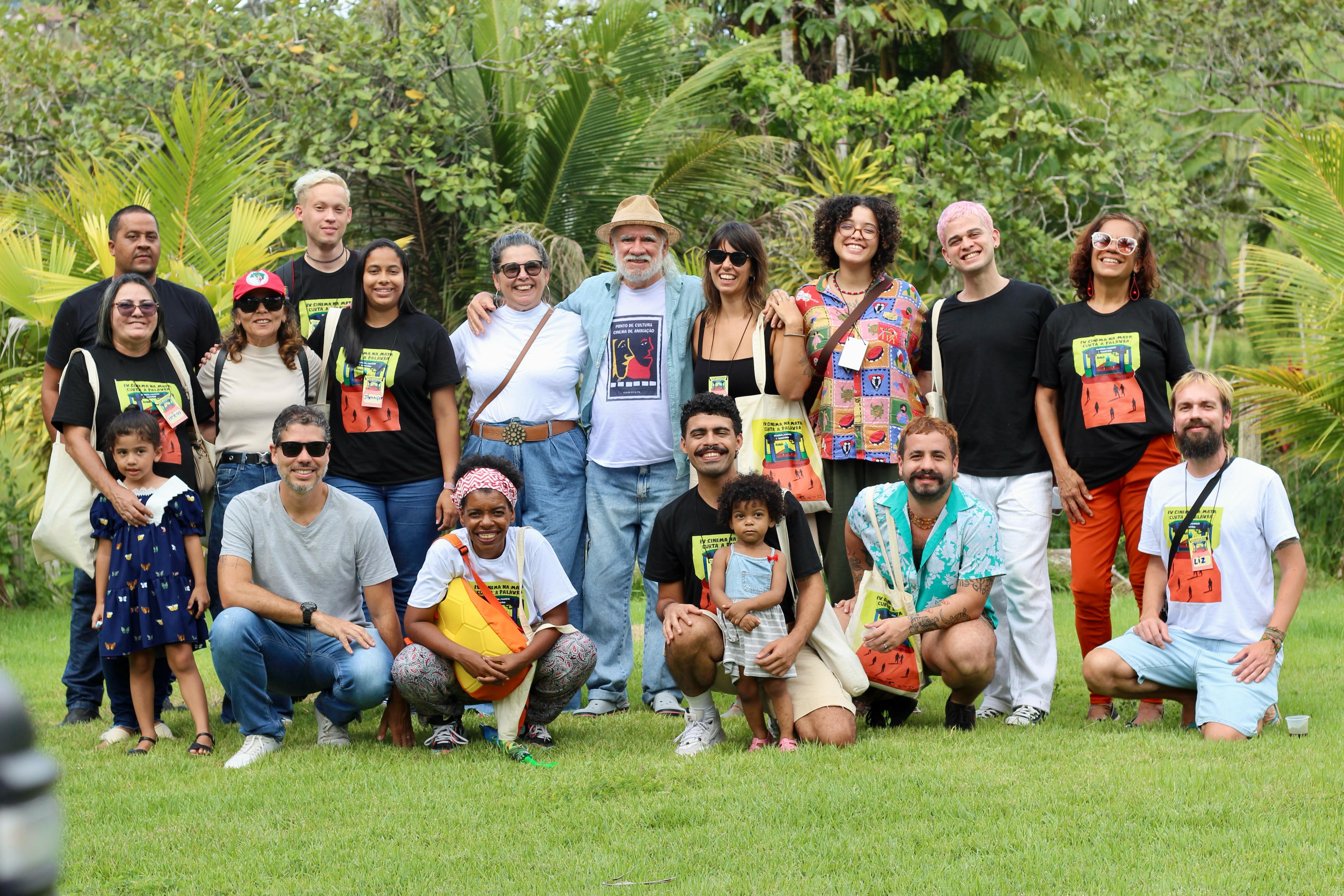 /Equipe ao lado do homenageado, o cineasta pioneiro Lula Gonzaga. Foto: Sirleide Souza/Divulgação /Equipe ao lado do homenageado, o cineasta pioneiro Lula Gonzaga. Foto: Sirleide Souza/Divulgação