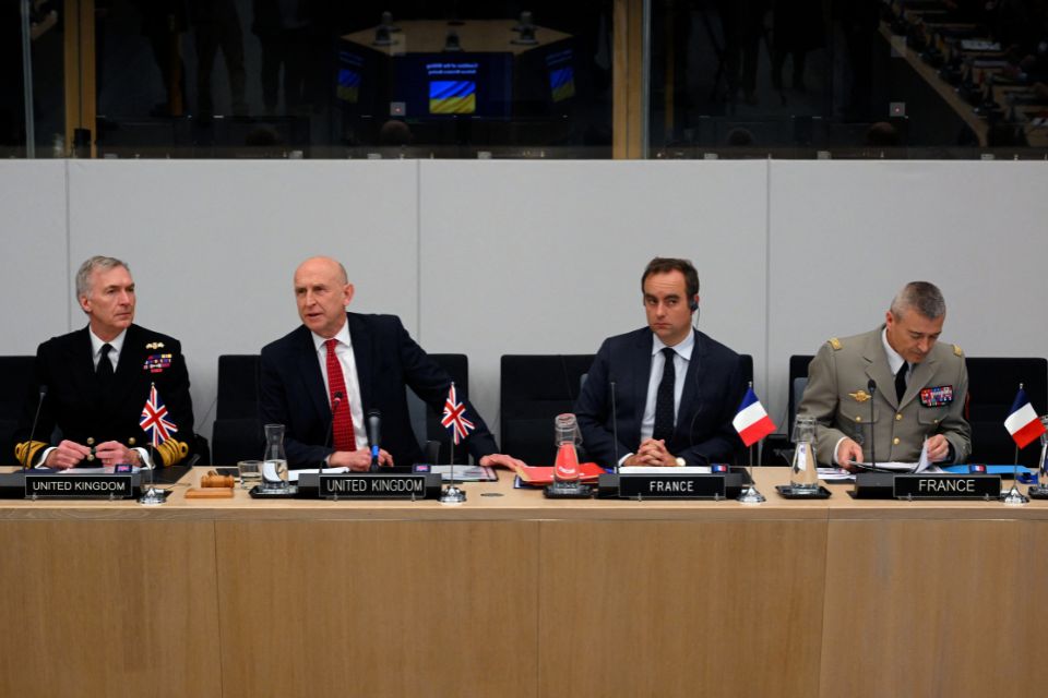 O Chefe do Estado-Maior da Defesa brit&acirc;nico, Tony Radakin, o Secret&aacute;rio de Defesa brit&acirc;nico, John Healey, o Ministro da Defesa franc&ecirc;s, S&eacute;bastien Lecornu, Chefe do Estado-Maior das For&ccedil;as Armadas francesas, Thierry Burkhard, observam antes de uma reuni&atilde;o da "Coaliz&atilde;o dos Ministros da Defesa dispostos" na sede da OTAN/Foto: Nicolas TUCAT/AFP