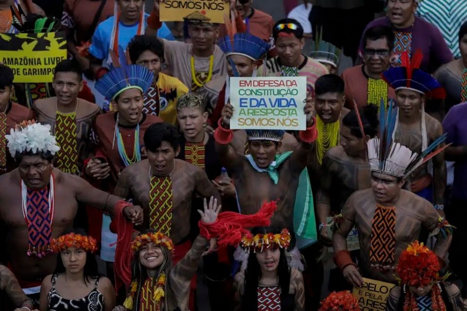 Indígenas de várias etnias participam da marcha do acampamento terra livre (ATL)/foto: Joédson Alves/Agência Brasil Indígenas de várias etnias participam da marcha do acampamento terra livre (ATL)/foto: Joédson Alves/Agência Brasil