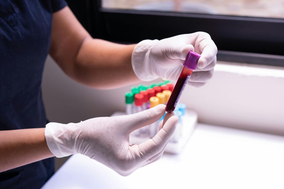 A equipe de cientistas também afirma que o novo teste consegue distinguir os doentes de Parkinson pré-sintomáticos das pessoas saudáveis/Crédito: Pexels