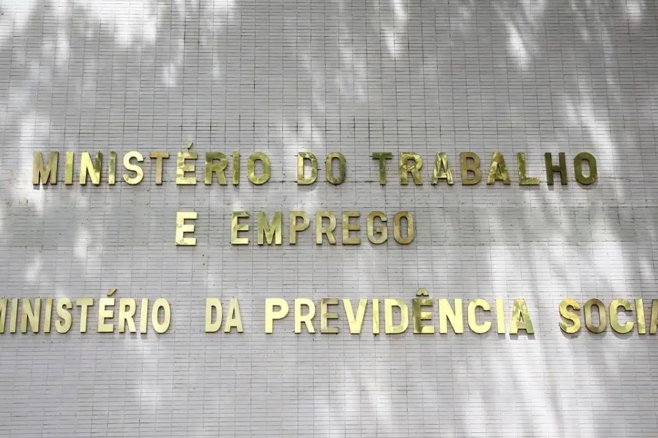 Com a assinatura do acordo, a categoria reporá os dias parados, e o ministério restituirá o salário descontado/foto: Marcelo Camargo/Agência Brasil Com a assinatura do acordo, a categoria reporá os dias parados, e o ministério restituirá o salário descontado/foto: Marcelo Camargo/Agência Brasil