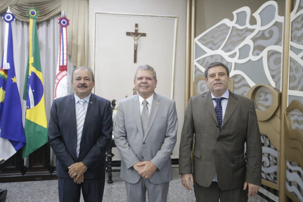 O presidente do TJPE, desembargador Ricardo Paes Barreto, entre os dois novos membros da Corte/Divulgação O presidente do TJPE, desembargador Ricardo Paes Barreto, entre os dois novos membros da Corte/Divulgação