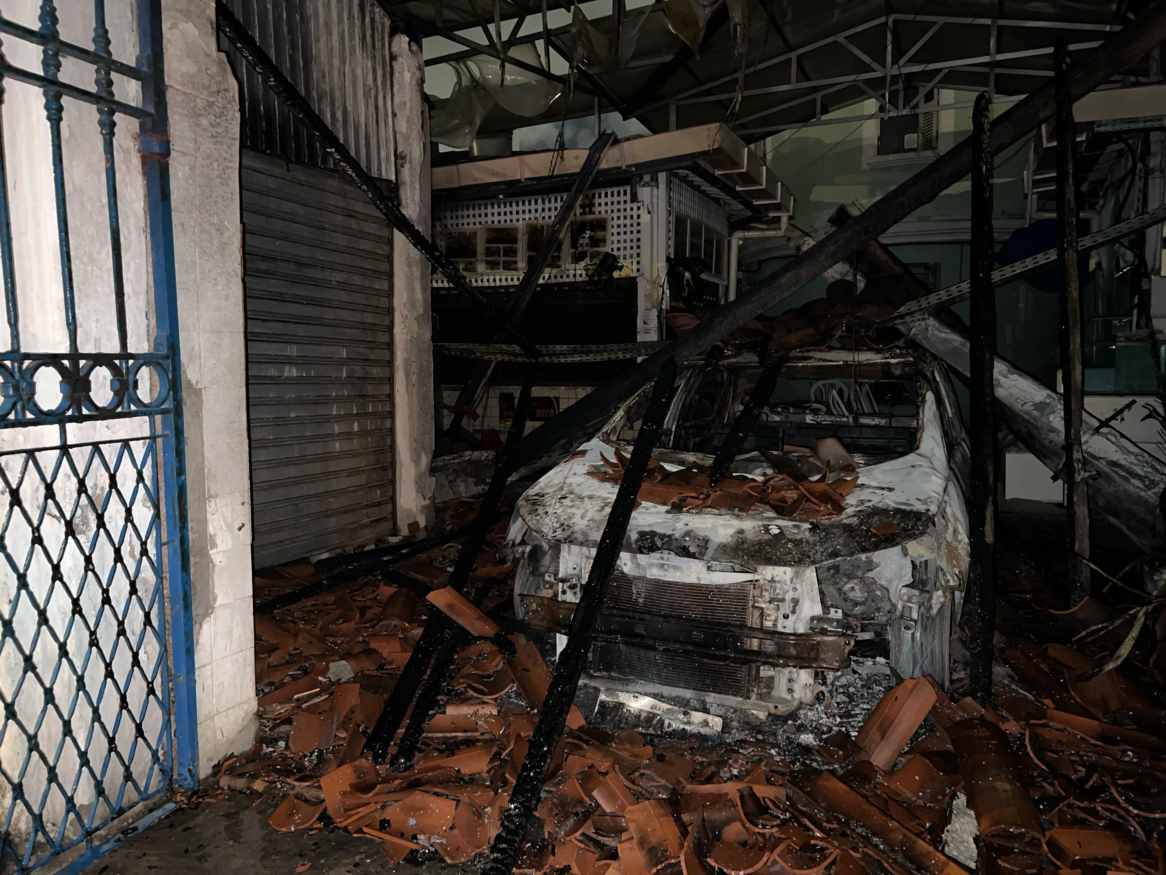Carro pegou fogo dentro de mercado e chamas se espalharam/Foto: Francisco Silva/DP Carro pegou fogo dentro de mercado e chamas se espalharam/Foto: Francisco Silva/DP