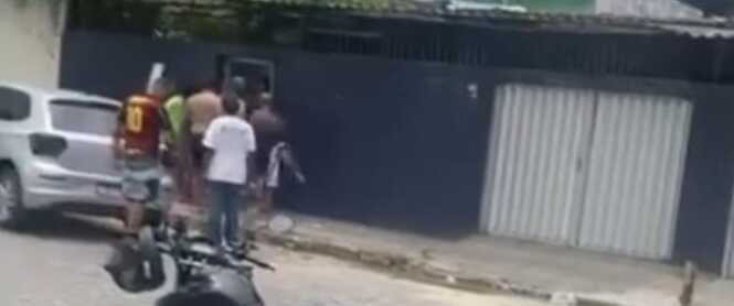 Movimentação foi intensa na frente da casa onde ocorrefu assassinato/Foto: Cortesia Movimentação foi intensa na frente da casa onde ocorrefu assassinato/Foto: Cortesia