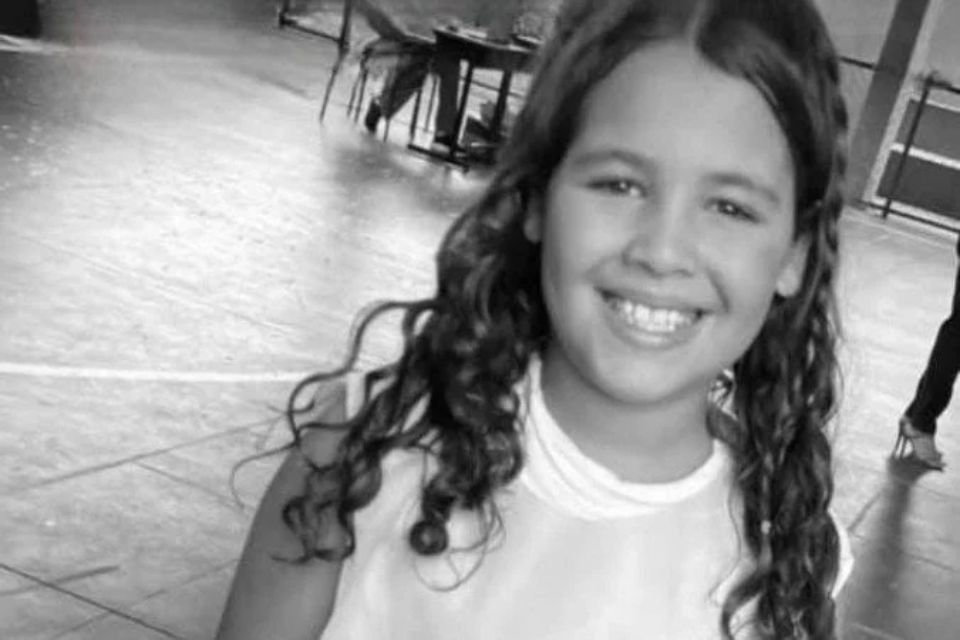 Sara Raíssa Pereira, 8 anos, foi encontrada na cama. Ao lado do corpo, um tubo de desodorante e o celular/Crédito: Reprodução/Redes sociais