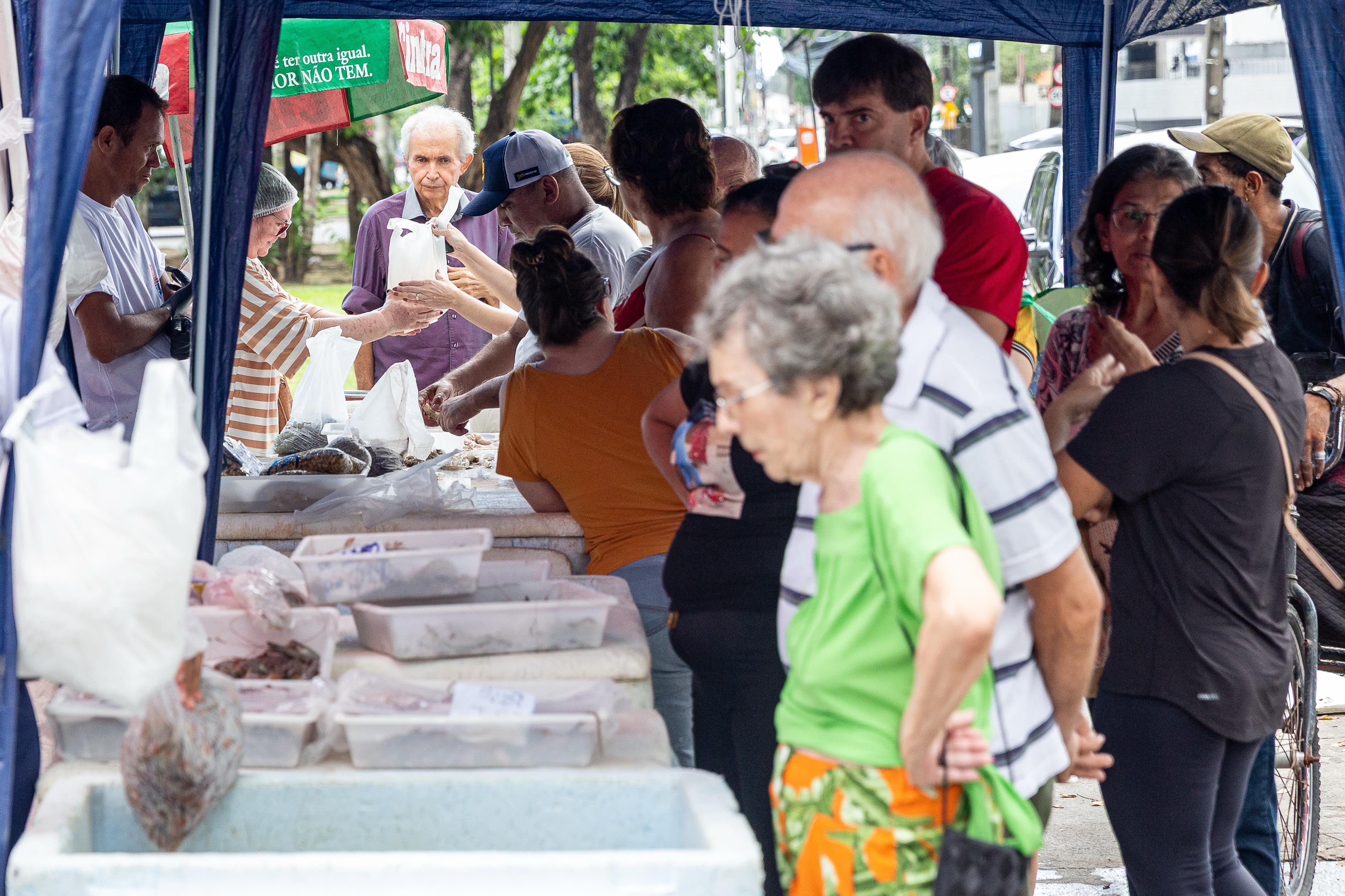 Venda de peixes foi realizda fora do mercado