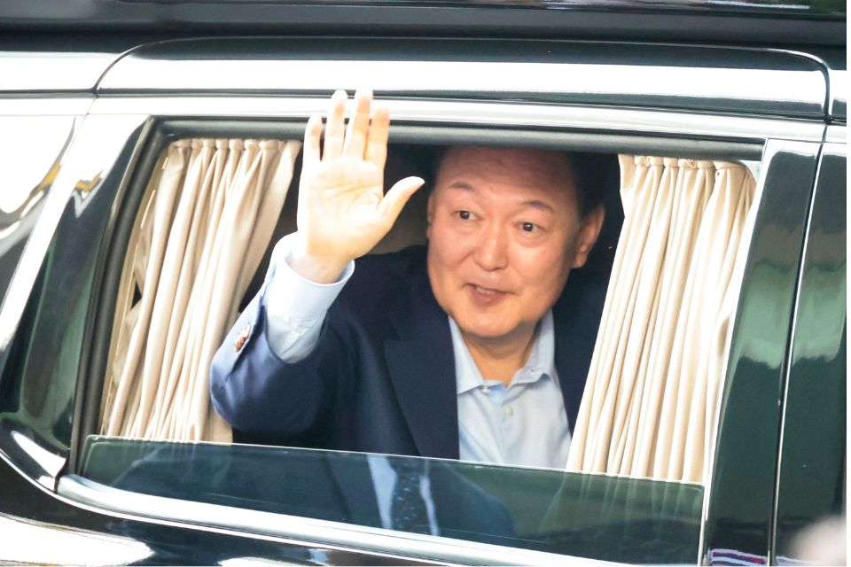 No começo de dezembro de 2024, Yoon impôs inesperadamente a lei marcial alegando que seus adversários atuavam em prol do regime comunista da Coreia do Norte/Crédito: JEON HEON-KYUNPOOL / AFP No começo de dezembro de 2024, Yoon impôs inesperadamente a lei marcial alegando que seus adversários atuavam em prol do regime comunista da Coreia do Norte/Crédito: JEON HEON-KYUNPOOL / AFP