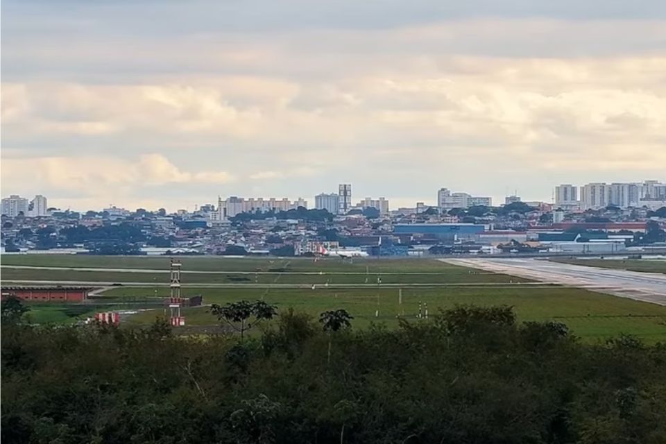 Imagem coloria de avião em pouso no aeroporto de Guarulhos