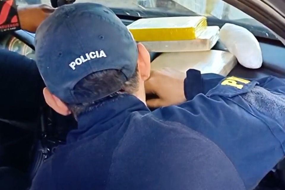 Operação da PRF aprendeu 12,6 Kg de cocaína com casal/Divulgação/PRF Operação da PRF aprendeu 12,6 Kg de cocaína com casal/Divulgação/PRF
