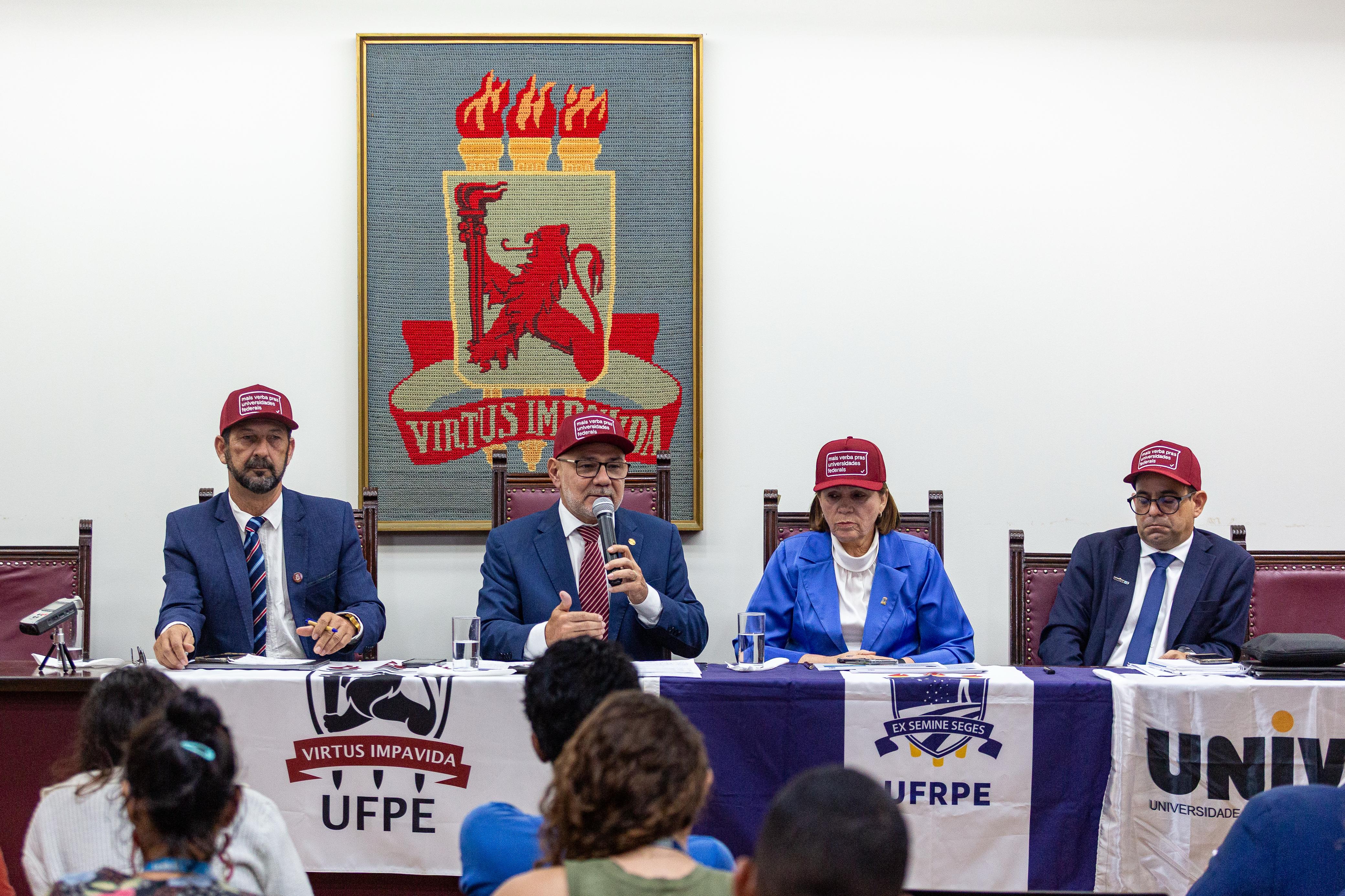 Reitores da UFPE, URFPE, Univasf e Ufap se reuniram para cobrar recompoisição de orçamento ao Governo Lula/Foto: Rafael Vieira/DP Reitores da UFPE, URFPE, Univasf e Ufap se reuniram para cobrar recompoisição de orçamento ao Governo Lula/Foto: Rafael Vieira/DP