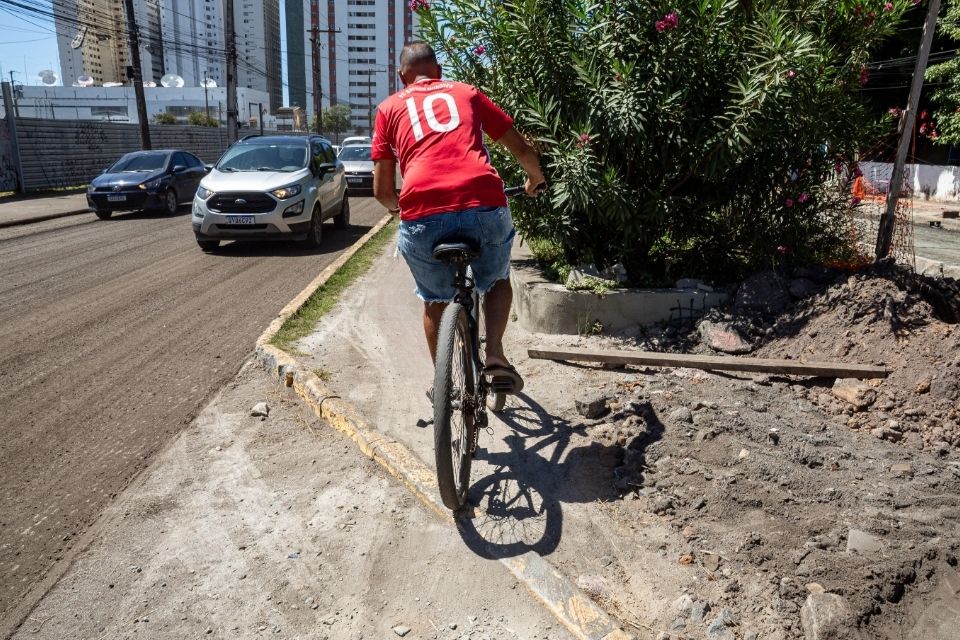 Ciclistas enfrentam problemas na infraestrutura, além de falta de espaço e respeito dos motoristas/Foto: Rafael Vieira/DP Foto
