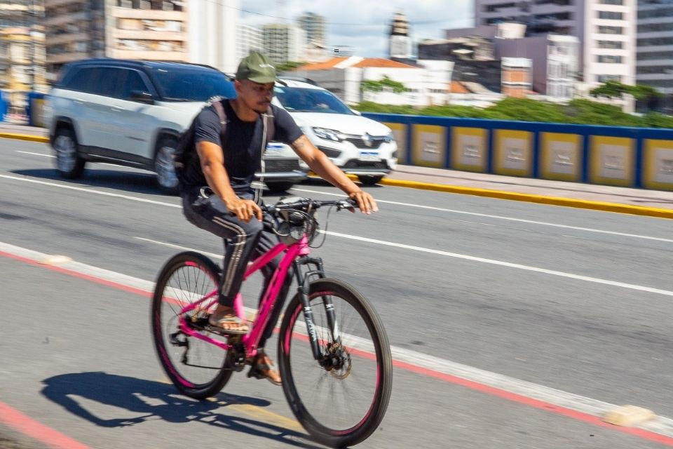 Ciclistas são obrigados a percorrer ao lado de carros quando não há ciclovias ou ciclofaixas