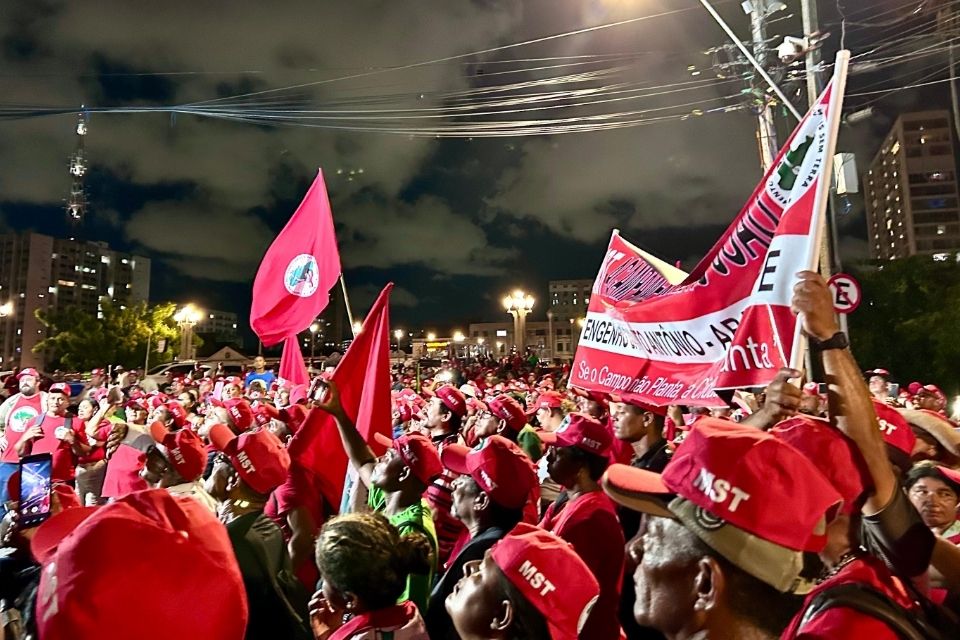 Militantes se reuniram em frente ao Palácio do Governo nesta noite/Foto: Adelmo Lucena/DP Militantes se reuniram em frente ao Palácio do Governo nesta noite/Foto: Adelmo Lucena/DP