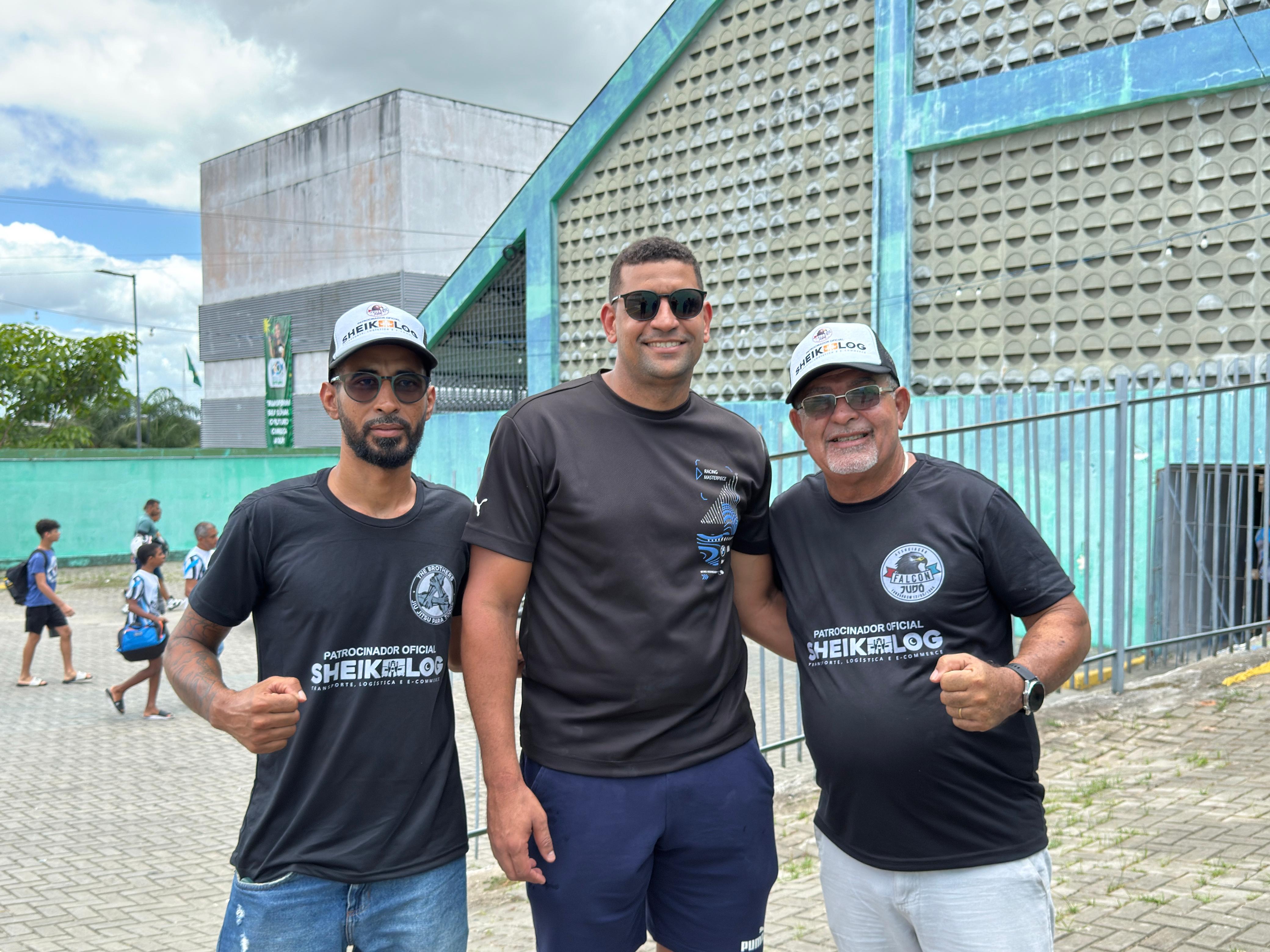 Rafael Amorim e Adiael Lira, da Falcon Academia, ladeiam o CEO da Sheik LOG, Miqueias Andrade, durante seletiva regional de judô em São Lourenço da Mata