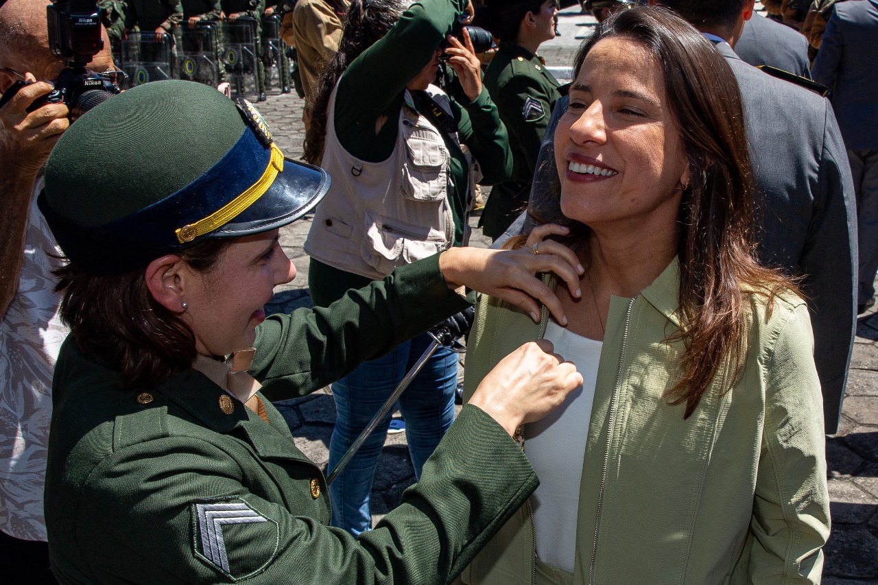 Governadora Raquel Lyra recebendo a medalha de Ordem do Mérito Militar
