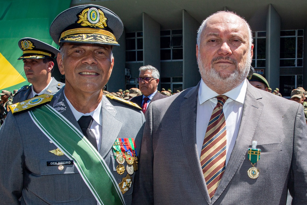 Comandante do Comando Militar do Nordeste (CMNE), General de Exército Maurílio Miranda Netto Ribeiro, e o presidente do Diario de Pernambuco, Carlos Frederico de Albuquerque Vital