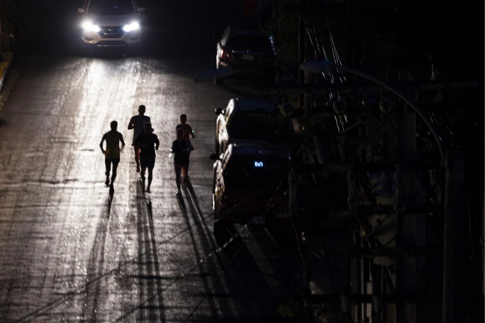 Apagão atingiu o Porto Rico nesta quarta-feira (16)/foto: Ricardo Arduengo /AFP Apagão atingiu o Porto Rico nesta quarta-feira (16)/foto: Ricardo Arduengo /AFP