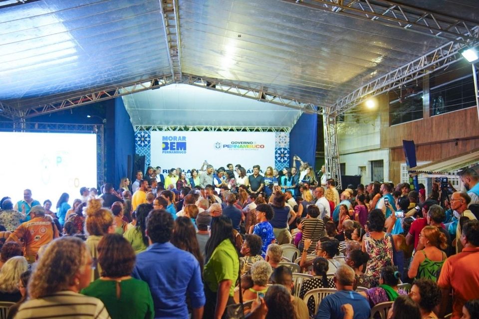 Mais de cem fam&iacute;lias receberam o t&iacute;tulo nesta quarta (16)/Foto: Francisco Silva/DP Foto