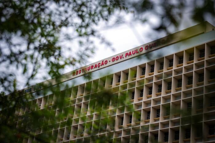 Mulher foi levada para o Hospital da Restauração/Foto: Rafael Vieira/DP Mulher foi levada para o Hospital da Restauração/Foto: Rafael Vieira/DP