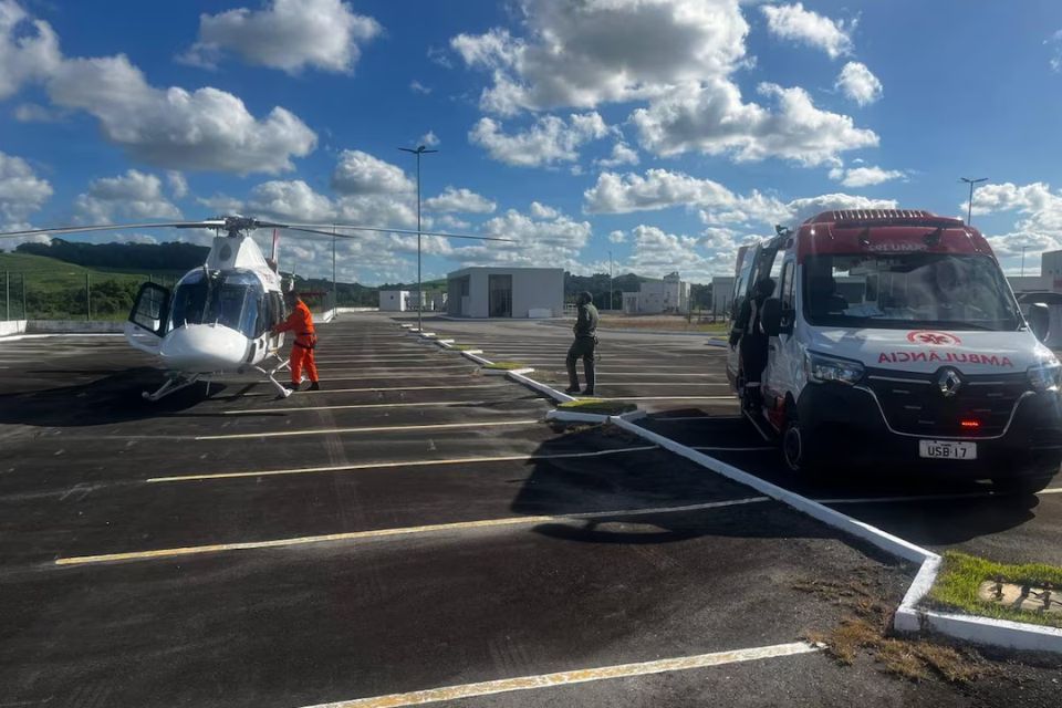 Pessoas que estavam na lancha foram encaminhadas para hospitais em helicópteros/Foto: Ascom/Departamento Estadual de Aviação Pessoas que estavam na lancha foram encaminhadas para hospitais em helicópteros/Foto: Ascom/Departamento Estadual de Aviação