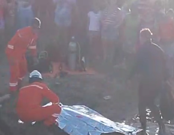 Bombeiros fizeram a retirada dos corpos./Foto: Reprodução/Redes sociais