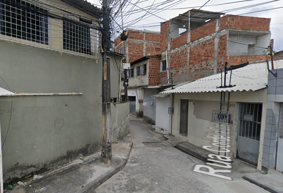 Corpo da mulher foi encontrado em beco./Foto: Reprodução/Google Street View Corpo da mulher foi encontrado em beco./Foto: Reprodução/Google Street View