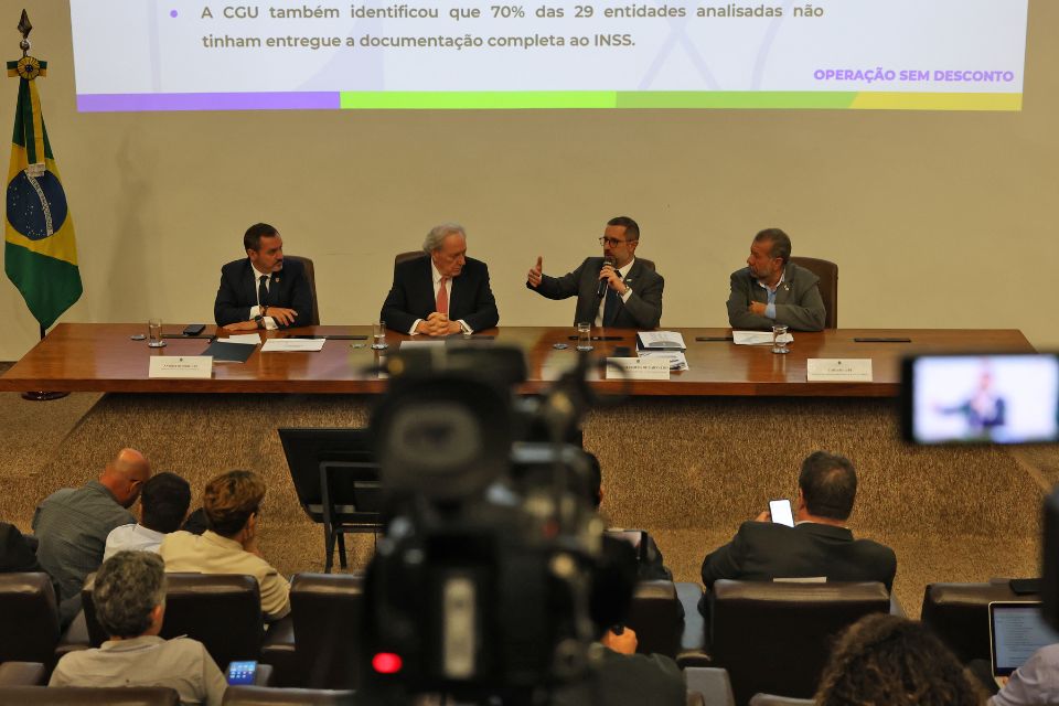 O Diretor Geral da Polícia Federal, Andrei Rodrigues, o ministro da Justiça, Ricardo Lewandowski, o ministro da Controladoria-Geral da União, Vinicius Marques de Carvalho, e o ministro da Previdência Social, Carlos Lupi, durante entrevista coletiva a respeito da Operação Sem Desconto/Foto: Antonio Cruz/Agência Brasil O Diretor Geral da Polícia Federal, Andrei Rodrigues, o ministro da Justiça, Ricardo Lewandowski, o ministro da Controladoria-Geral da União, Vinicius Marques de Carvalho, e o ministro da Previdência Social, Carlos Lupi, durante entrevista coletiva a respeito da Operação Sem Desconto/Foto: Antonio Cruz/Agência Brasil