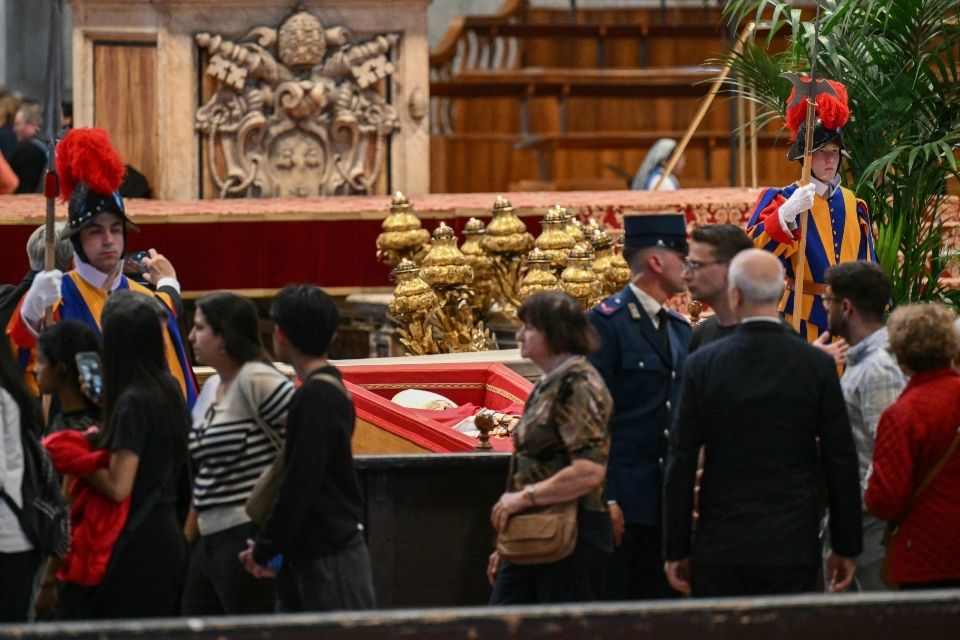 Algumas pessoas registram o momento com o smartphone/foto: ALBERTO PIZZOLI/AFP Algumas pessoas registram o momento com o smartphone/foto: ALBERTO PIZZOLI/AFP