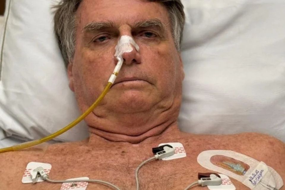 Bolsonaro teve alteração na pressão e continua sem movimentos intestinais efetivos/foto: Reprodução/Redes sociais