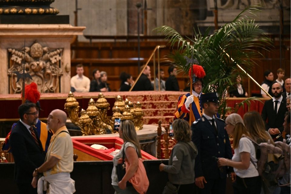 O Vaticano informou que 19.430 fiéis visitaram sua capela-ardente entre 11h00 e 19h30, hora local (6h00 e 14h30, no horário de Brasília)/foto: ANDREJ ISAKOVIC/AFP O Vaticano informou que 19.430 fiéis visitaram sua capela-ardente entre 11h00 e 19h30, hora local (6h00 e 14h30, no horário de Brasília)/foto: ANDREJ ISAKOVIC/AFP