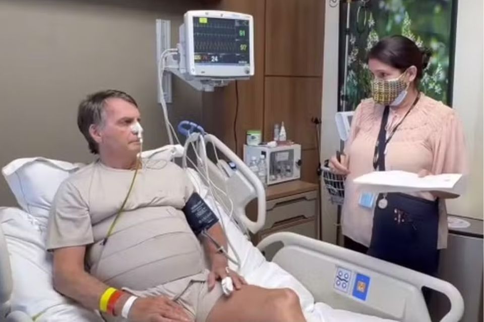 Bolsonaro publicou nas redes sociais um vídeo do momento em que recebeu a oficial de justiça