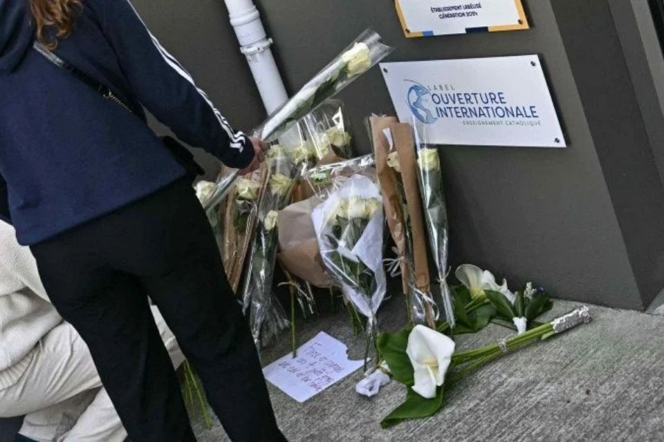 Alunos colocaram flores na entrada da escola em homenagem às vítimas em homenagem às vítimas de atentato em Nantes, na França/foto: Loic VENANCE/AFP Alunos colocaram flores na entrada da escola em homenagem às vítimas em homenagem às vítimas de atentato em Nantes, na França/foto: Loic VENANCE/AFP