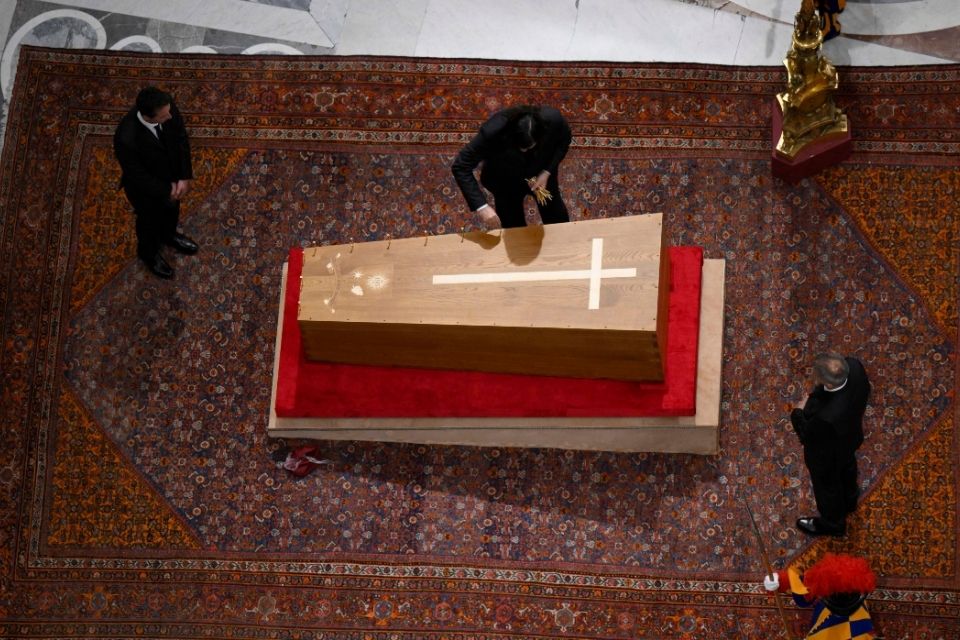 São esperadas as presenças de fiéis e autoridades do mundo todo