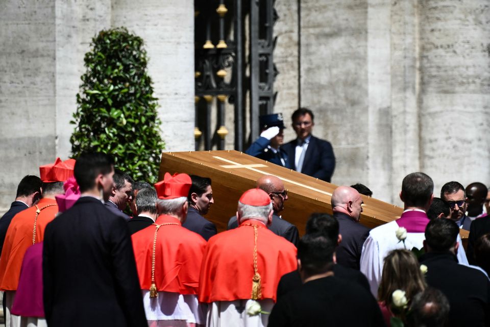 Carregadores carregam o caixão do falecido Papa Francisco para a Basílica de Santa Maria Maggiore, seu local de descanso final/Foto: Marco BERTORELLO/AFP