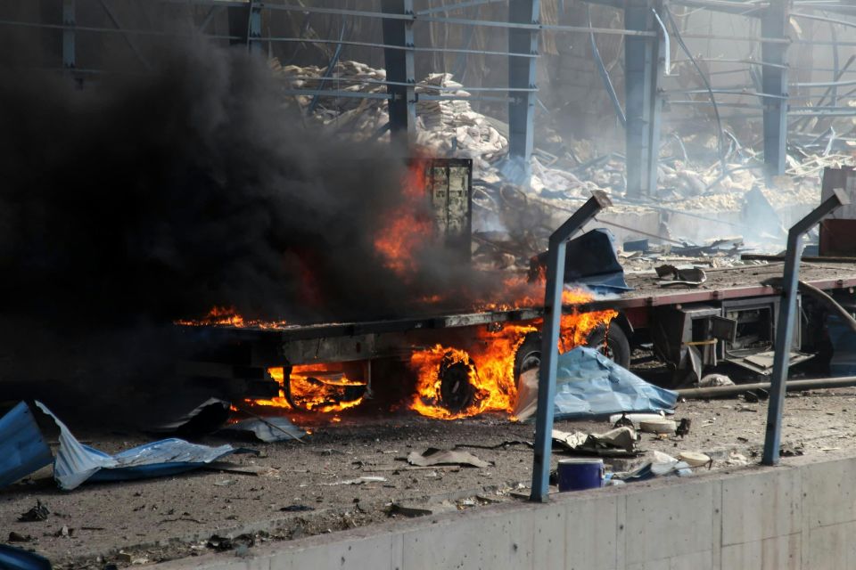 Chamas engolfam um caminhão em uma avenida devastada após uma explosão no cais do porto de Shahid Rajaee, a sudoeste de Bandar Abbas, na província iraniana de Hormozgan/Foto: MOHAMMAD RASOLE MORADI/IRNA/AFP Chamas engolfam um caminhão em uma avenida devastada após uma explosão no cais do porto de Shahid Rajaee, a sudoeste de Bandar Abbas, na província iraniana de Hormozgan/Foto: MOHAMMAD RASOLE MORADI/IRNA/AFP
