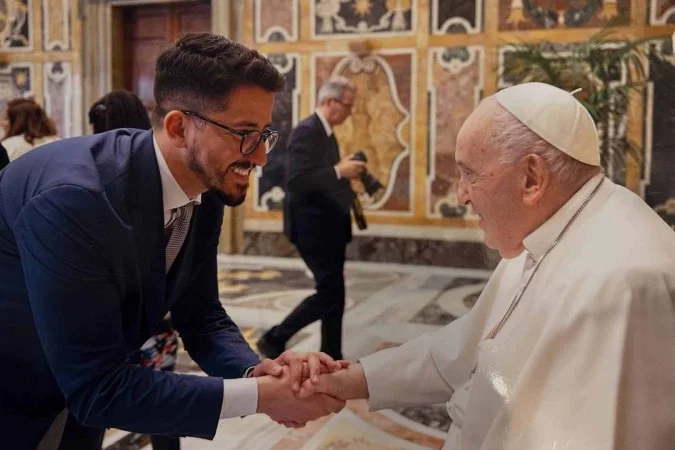 ''Nunca imaginei um dia morar e nem mesmo trabalhar com mídia católica aqui em Roma. Então, as oportunidades que estive com o papa Francisco foram experiências muitos fortes'', relata o missionário/foto: Reprodução/Instagram